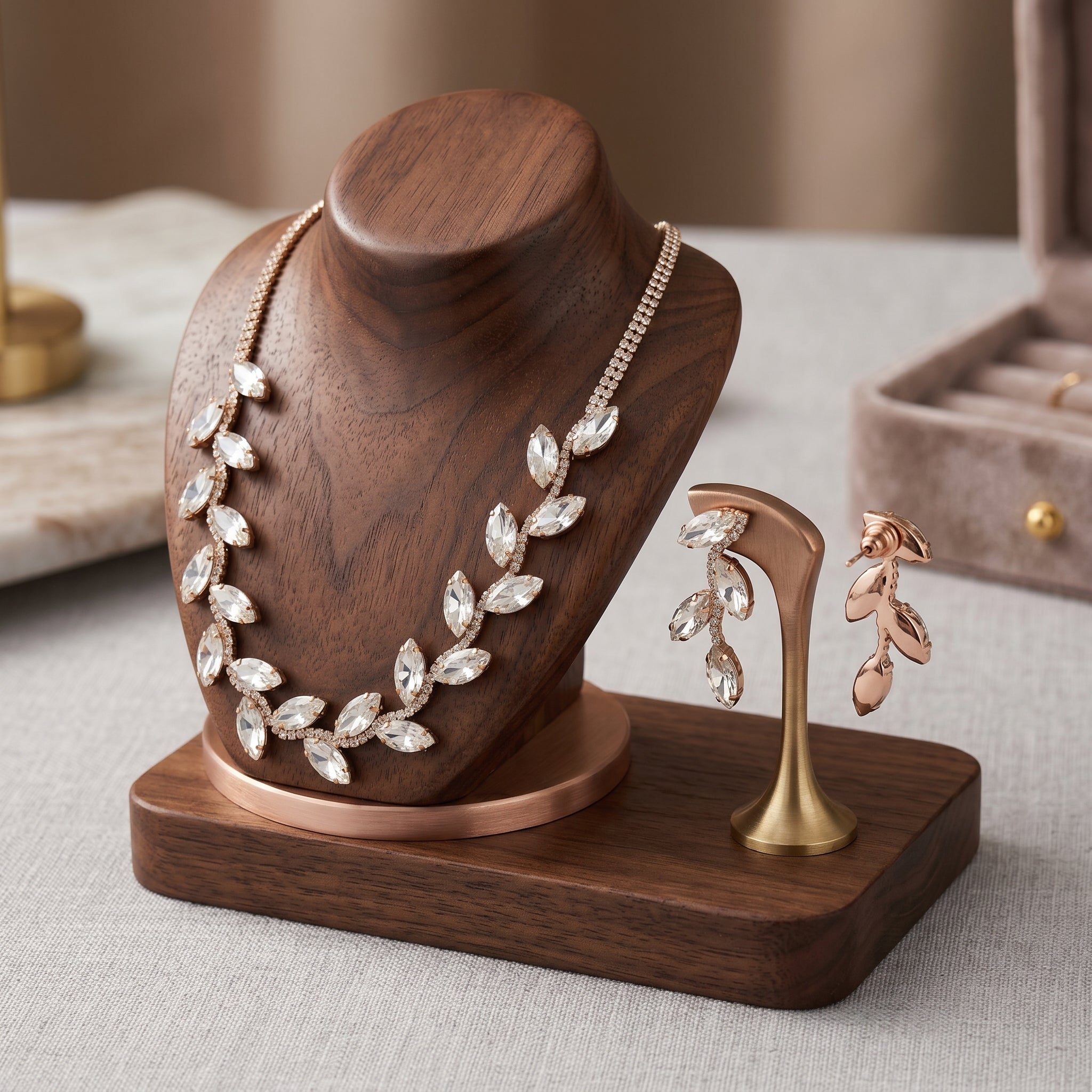 Stile Donna set collana e orecchini foglia d'oro cristalli brillanti – vista laterale