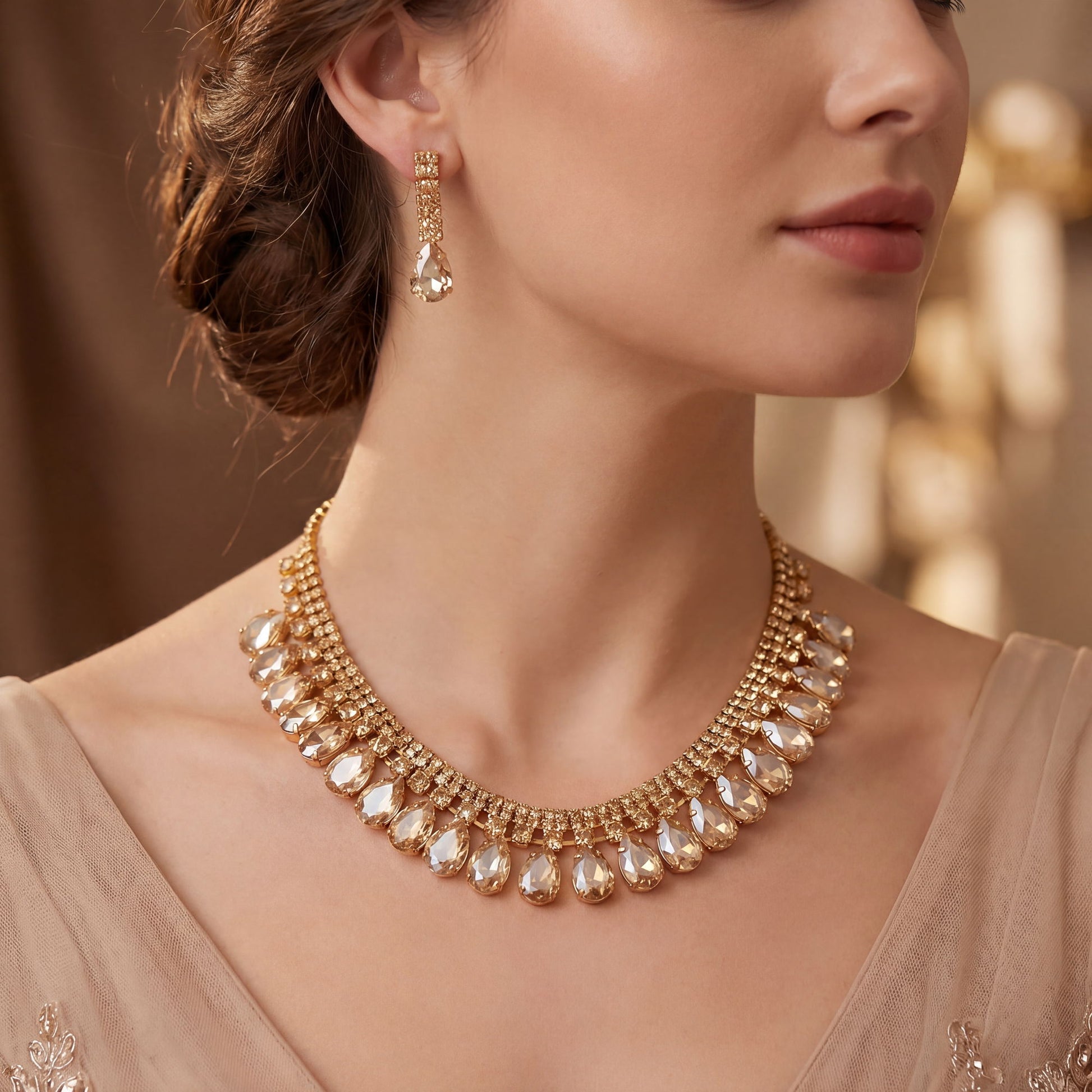 Stile Donna set collana e orecchini royal cascade cristalli dorati – vista laterale