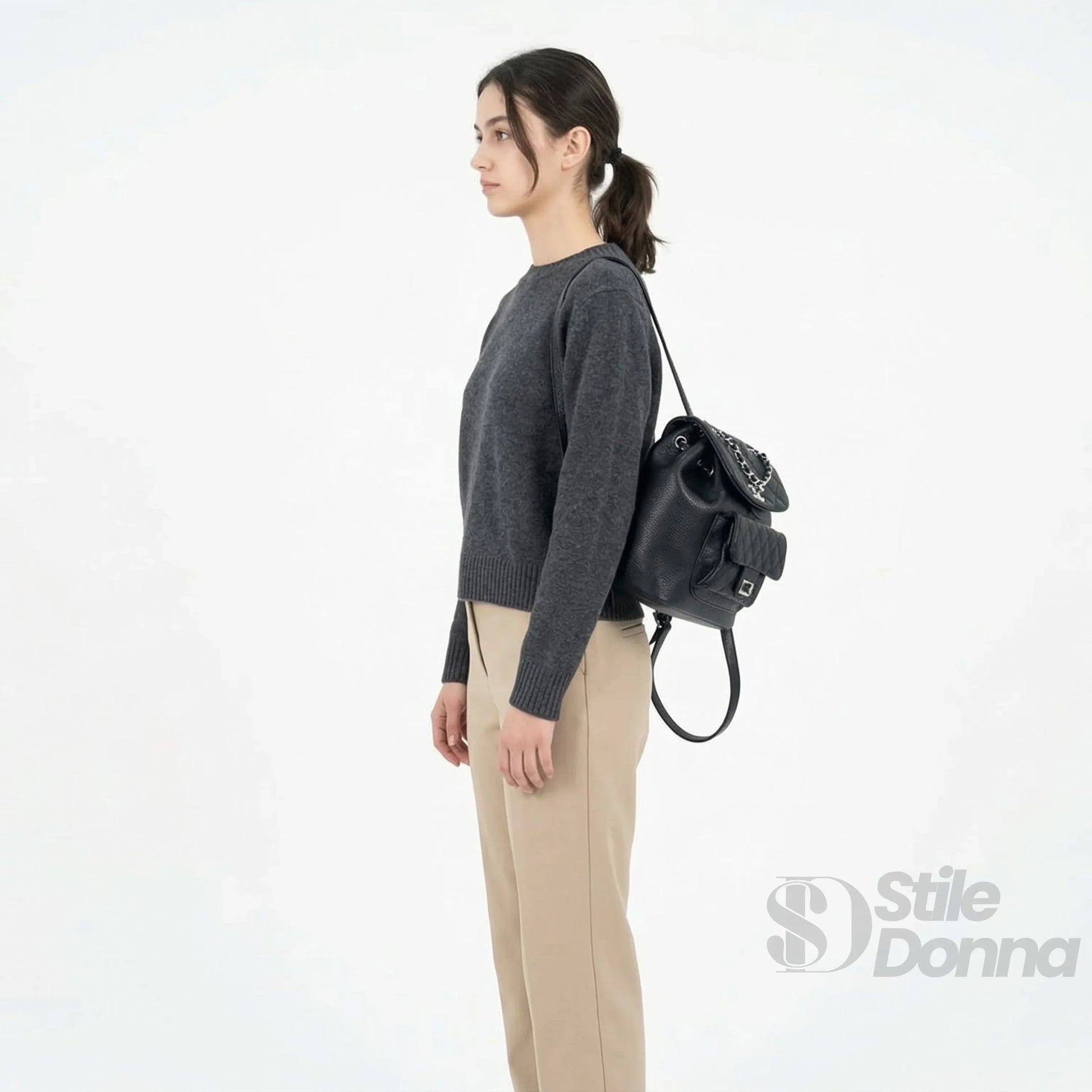 Stile Donna zaino trapuntato ecopelle nera con catena – interno e tasche