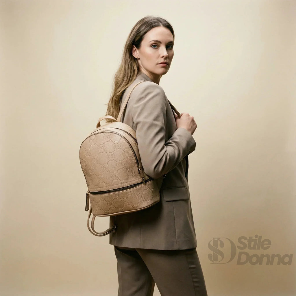 Stile Donna zaino ecopelle nero con monogramma – dettaglio esterno
