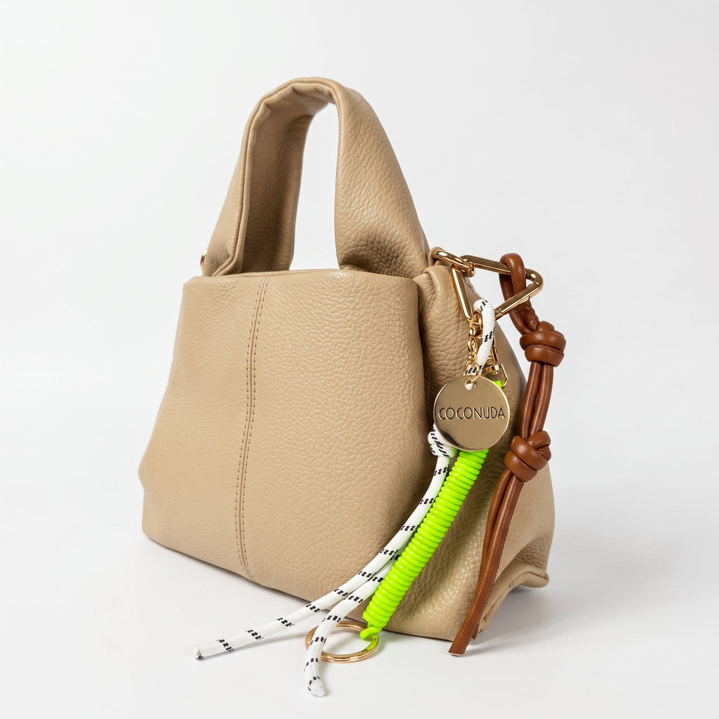 Borsa a Mano Coconuda in Ecopelle Goffrata con Charm Decorativo e Tracolla - Stile Donna Bags