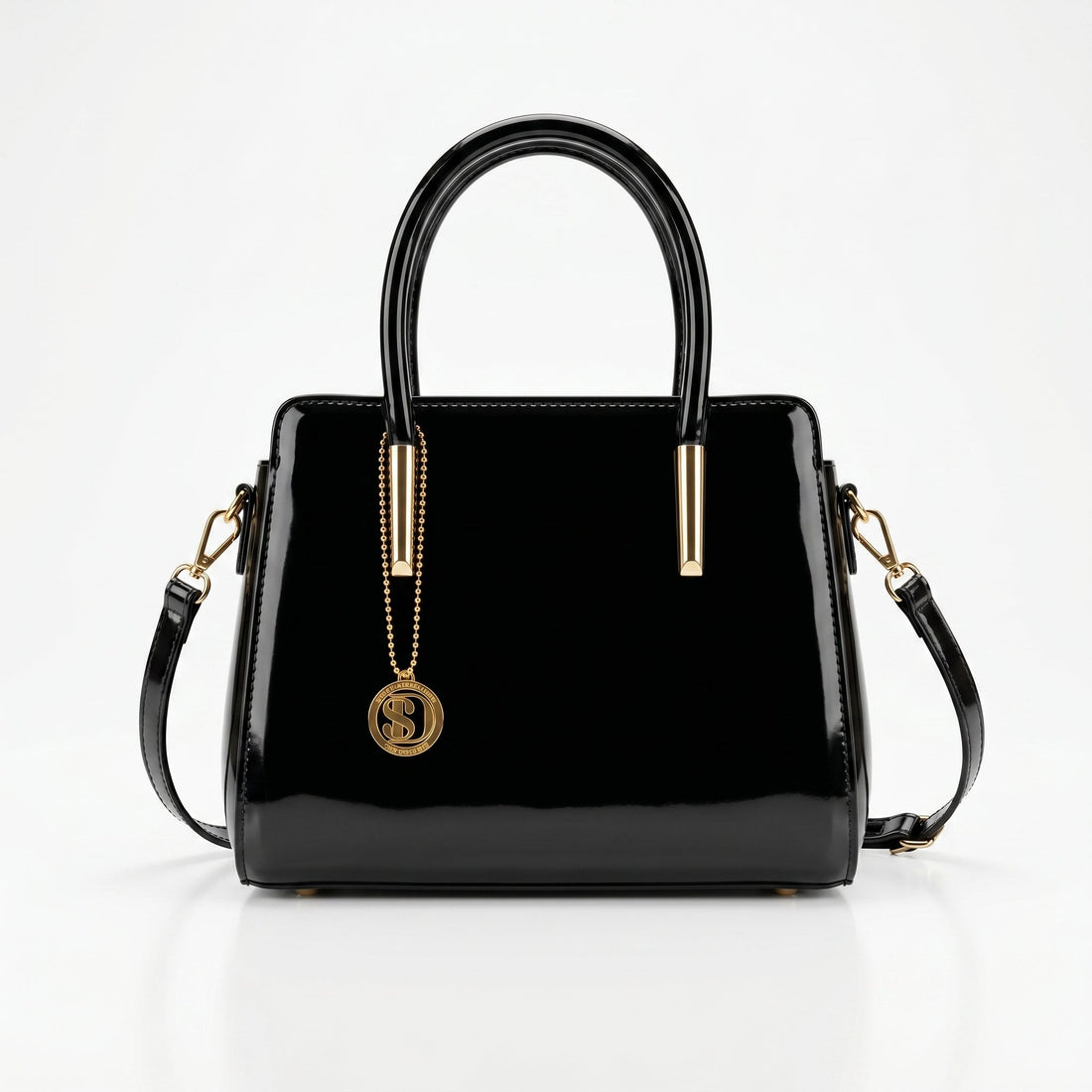 Handtasche aus glänzend lackiertem Leder mit goldfarbenen Details