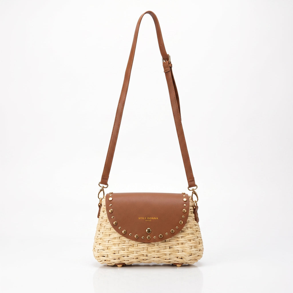 Borsa a Tracolla Stile Donna in Rafia con Patta in Ecopelle e Borchie Dorate - Stile Donna Bags