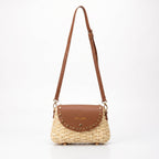 Borsa a Tracolla Stile Donna in Rafia con Patta in Ecopelle e Borchie Dorate - Stile Donna Bags