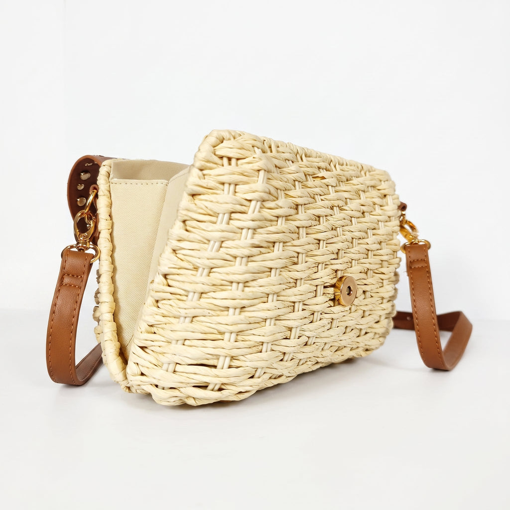 Borsa a Tracolla Stile Donna in Rafia con Patta in Ecopelle e Borchie Dorate - Stile Donna Bags