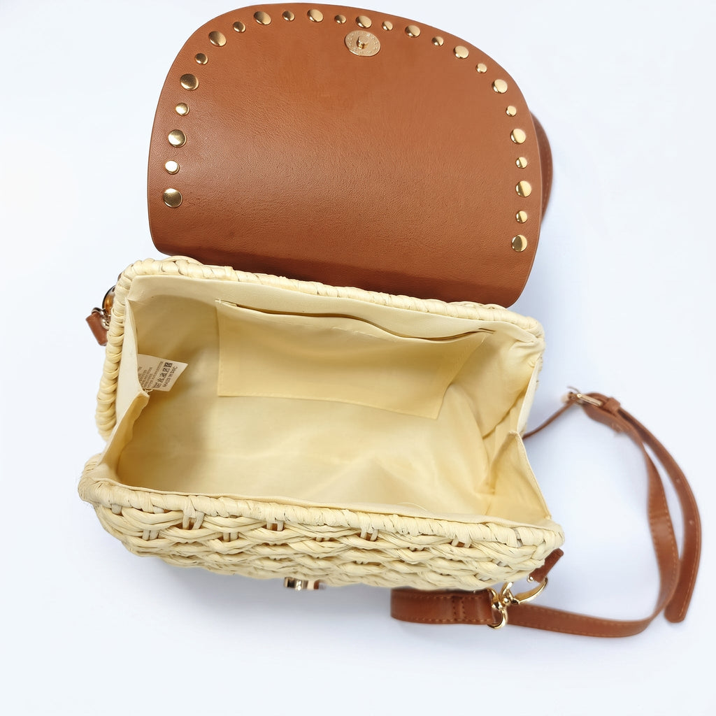 Borsa a Tracolla Stile Donna in Rafia con Patta in Ecopelle e Borchie Dorate - Stile Donna Bags