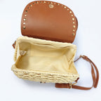 Borsa a Tracolla Stile Donna in Rafia con Patta in Ecopelle e Borchie Dorate - Stile Donna Bags