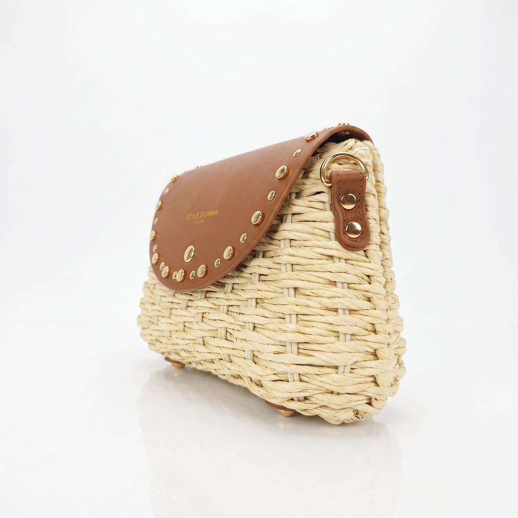 Borsa a Tracolla Stile Donna in Rafia con Patta in Ecopelle e Borchie Dorate - Stile Donna Bags