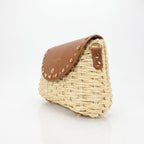 Borsa a Tracolla Stile Donna in Rafia con Patta in Ecopelle e Borchie Dorate - Stile Donna Bags