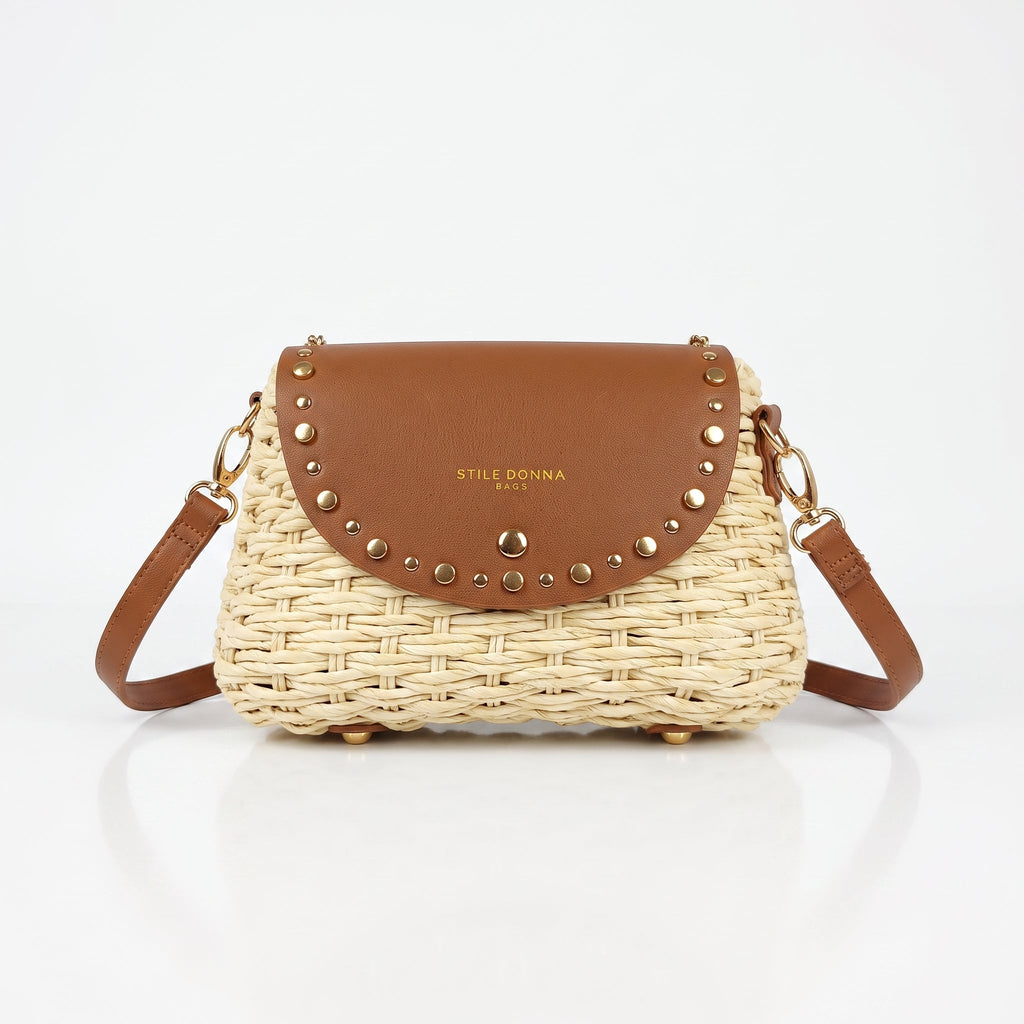 Borsa a Tracolla Stile Donna in Rafia con Patta in Ecopelle e Borchie Dorate - Stile Donna Bags