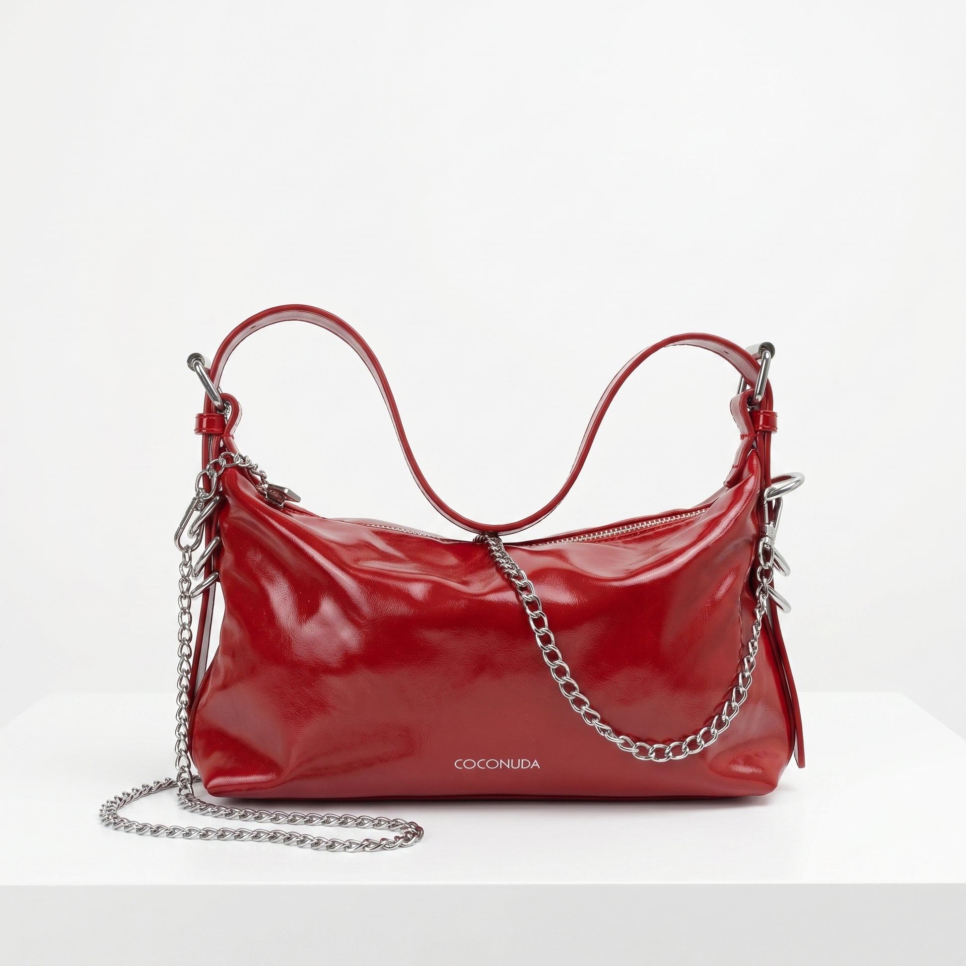 Borsa a tracolla Coconuda in pelle verniciata rossa con catena argentata by Stile Donna Bags