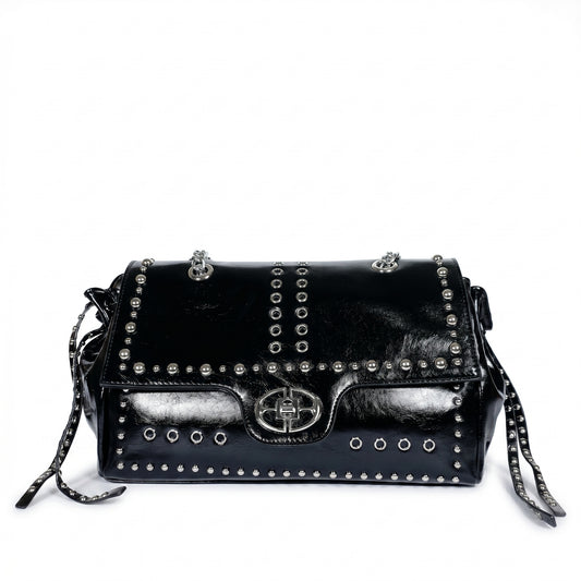 Rock Star Bolso con solapa en ecopiel con tachuelas plateadas y bandolera de cadena
