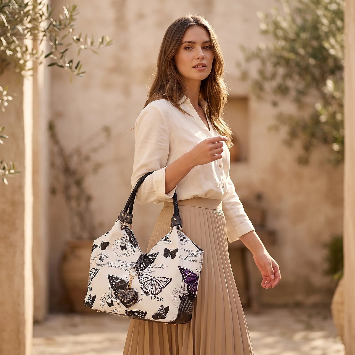 una donna con una borsa a tracolla sotto il sole_2