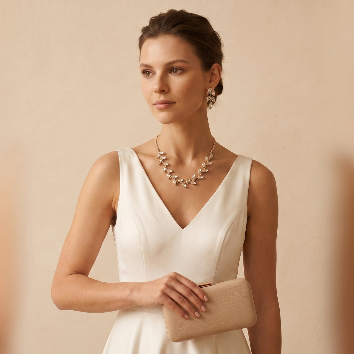 una donna che indossa una collana