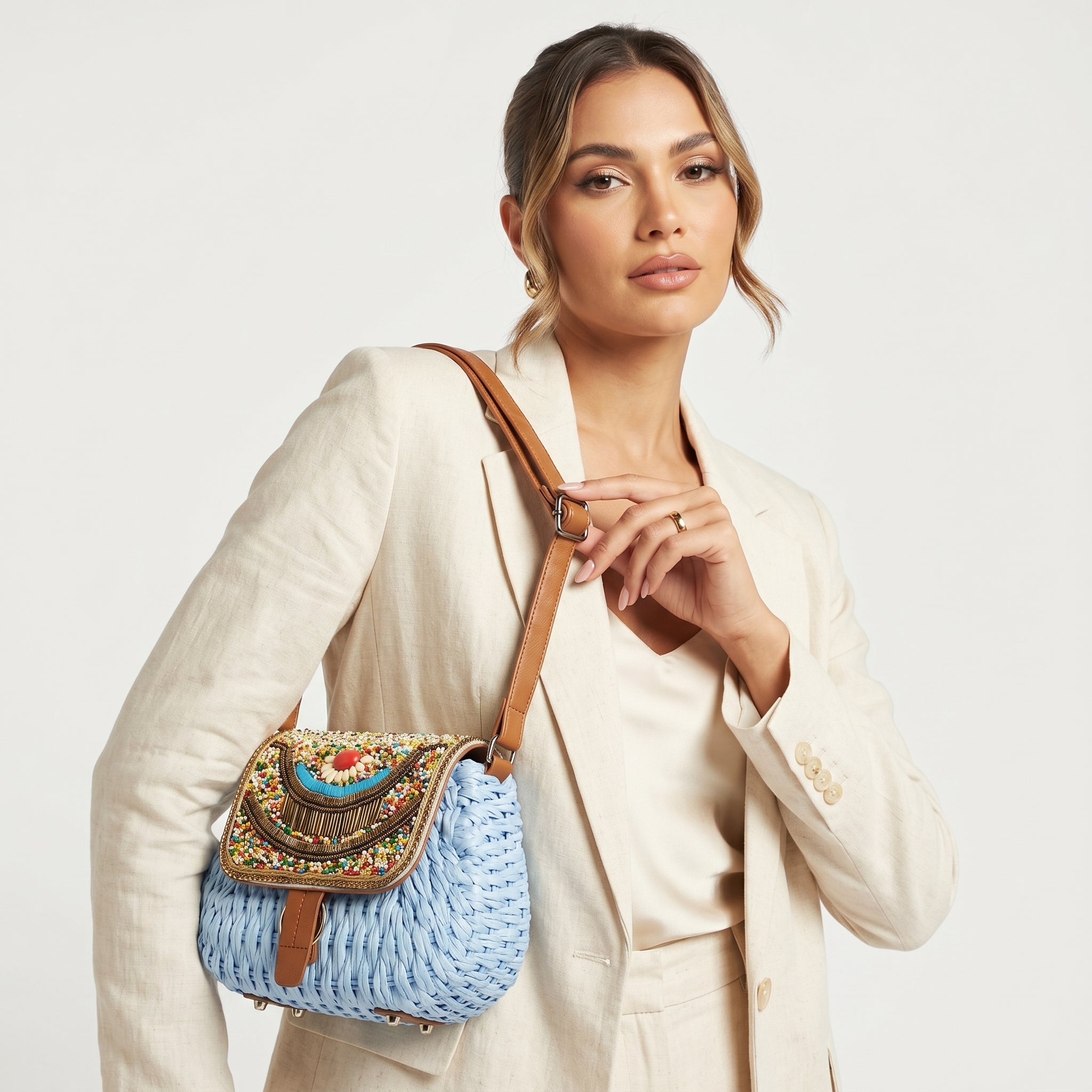 Borsa tracolla rafia intrecciata azzurra pattino ricamato borchie - Prova 2